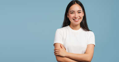 Magabiztos középkorú férfi természetes mosollyal társas helyzetben, Teljes fogpótlás Budapesten témában